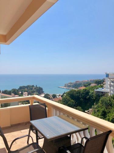 Apartment with Sea View image 3
