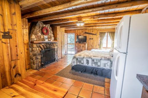 Guestroom, Colorado Bear Creek Cabins in Evergreen (CO)
