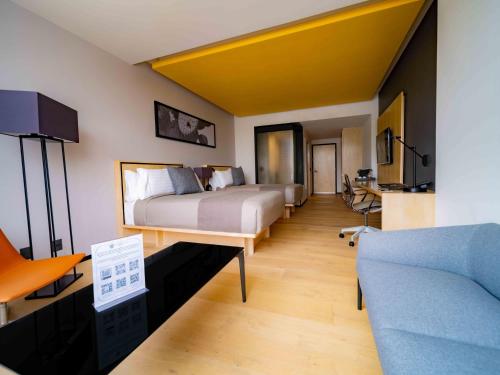 room detail thumbnail 1