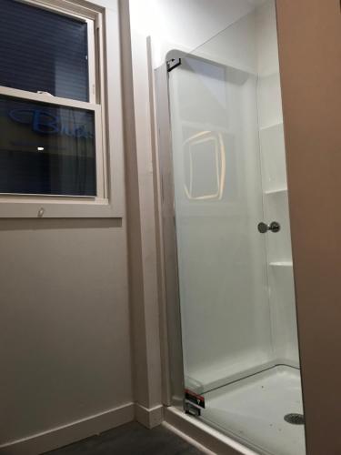 Modern GuestHouse Ironbound Newark with KITCHEN-FastTrainToNYC-OneStopToAirport thumb 3