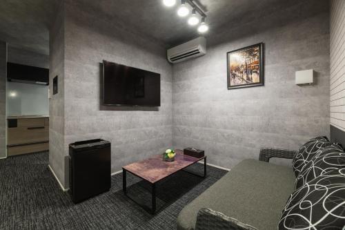 Standard Twin Room image 9