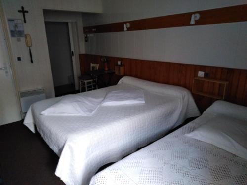 1 double bed, 1 twin bed