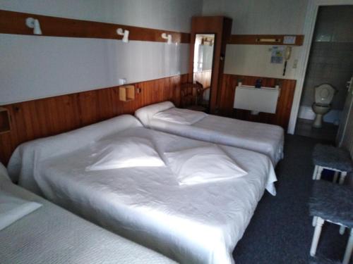 1 double bed, 2 twin beds