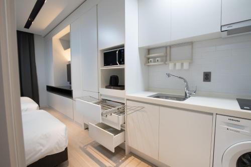 1 double bed, 1 twin bed