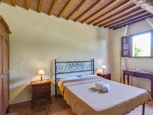 Attractive Apartment in Casole d'Elsa with Swimming Pool - image 8
