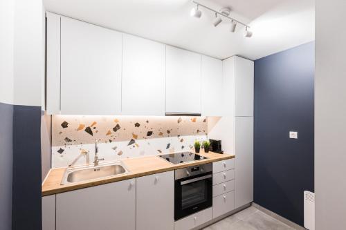 Serene 1 BR Apartment in Koukaki by UPSTREET - image 5