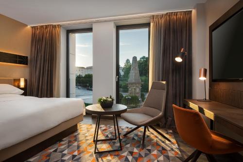 room detail thumbnail 1