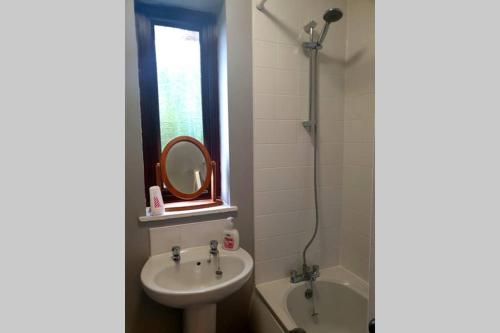 Self Contained 4 Bed House with Off Street Parking