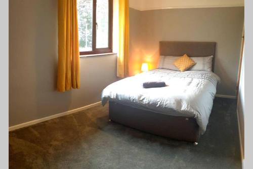 Self Contained 4 Bed House with Off Street Parking