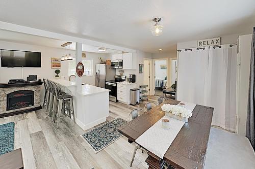 New Listing! Updated Gem: Deck Grill Near Slopes home - image 10