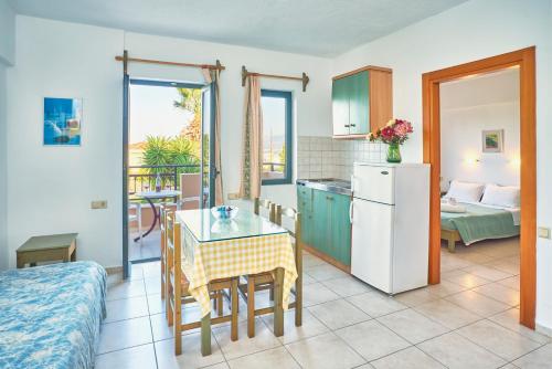 Dionysos Apartments & Studios