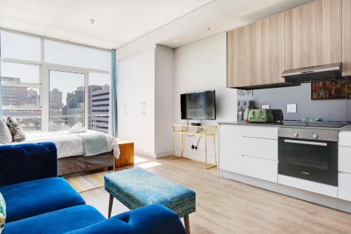 Backup-Power Eclectic Blue City View Apartment