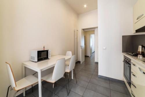 Porta Pia & Villa Torlonia Apartment with Balcony - image 11