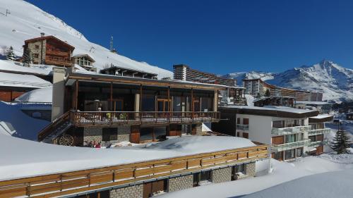 外観, Chalet Canvolan, 7 pièces, 12 personnes, Tignes le Lac, sur terrasse et jardin (Chalet Canvolan, 7 pieces, 12 personnes, Tignes le Lac, sur terrasse et jardin) in ティニュ