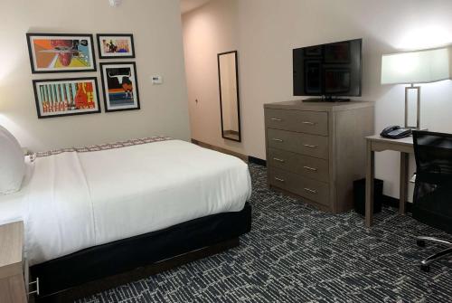 La Quinta Inn & Suites by Wyndham - Red Oak TX IH-35E