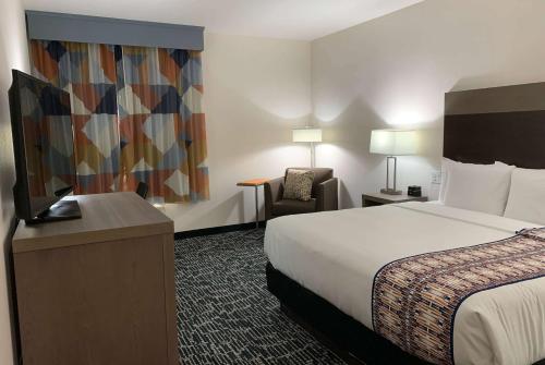 La Quinta Inn & Suites by Wyndham - Red Oak TX IH-35E in Red Oak, USA