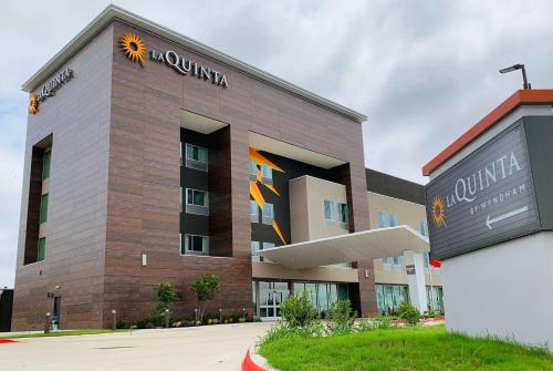 La Quinta Inn & Suites by Wyndham - Red Oak TX IH-35E in Red Oak, USA