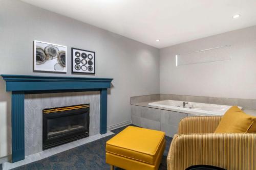 King Room with Hot Tub - Non-Smoking