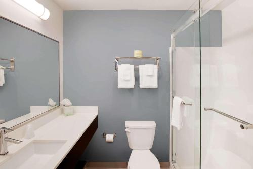 WoodSpring Suites Plano - North Dallas - 화장실