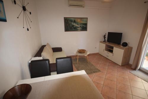 Cosy apartment 5min to beach Mirela Borik - image 12