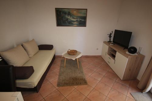Cosy apartment 5min to beach Mirela Borik - image 8