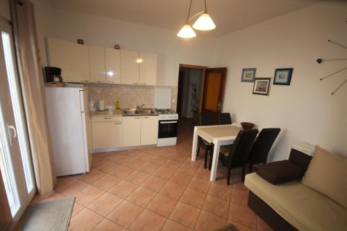 Cosy apartment 5min to beach Mirela Borik - image 2