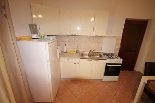 Cosy apartment 5min to beach Mirela Borik - image 10