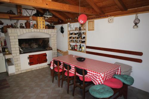 Cosy apartment 5min to beach Mirela Borik - image 14