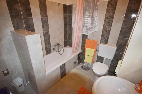 Cosy apartment 5min to beach Mirela Borik - image 7