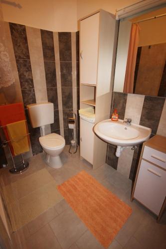 Cosy apartment 5min to beach Mirela Borik - image 11