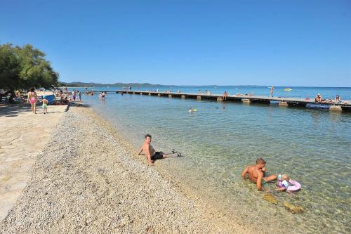 Cosy apartment 5min to beach Mirela Borik - image 13
