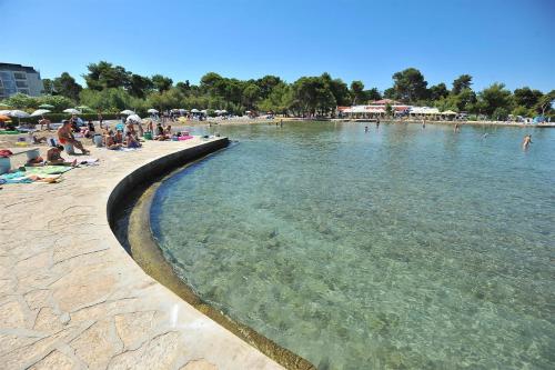 Cosy apartment 5min to beach Mirela Borik - image 5