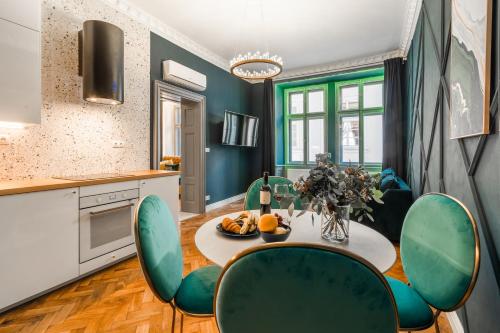 Charles Bridge Suite by Riverside, Прага (фото 3)