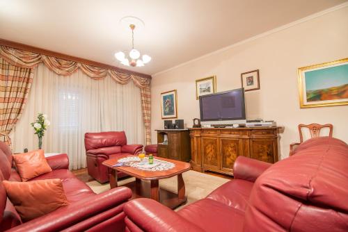 2 bedrooms, 3 beds
