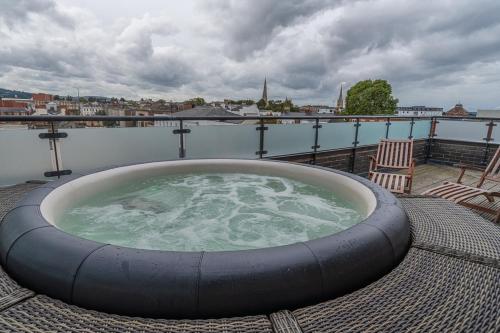 Central Penthouse With Private Hot Tub And View