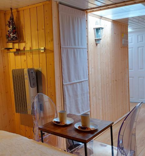 Pretty Garden Guest Suite with Private Balcony and In-suite in Edgware