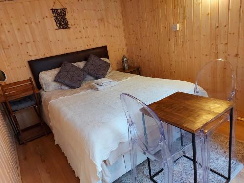 Pretty Garden Guest Suite with Private Balcony and In-suite in Edgware
