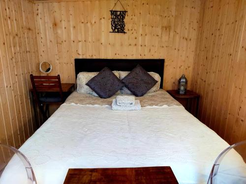 Pretty Garden Guest Suite with Private Balcony and In-suite in Edgware
