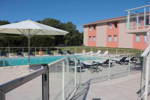 Swimming pool, Cit'Hotel Les Alizes in Limoges
