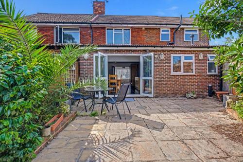 Heathrow Living St Annes Serviced House 5 bedrooms 3 bath