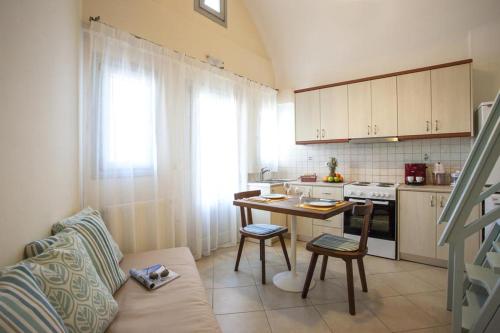  Santorini Med Homes in Mesariá