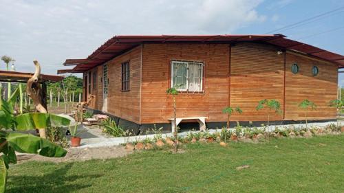 ARRIENDO APARTAMENTO AMOBLADO FRENTE AL MAR.