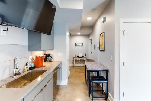 Music City Modern - image 4