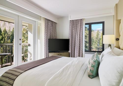 Executive King Suite with Mountain View