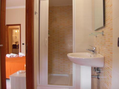 Deluxe Double Room with Shower image 5