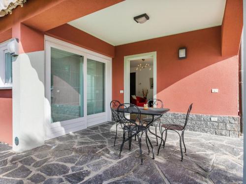 Balcony/terrace, Nice apartment in a villa with three apartments with private porch and garden in Casciago