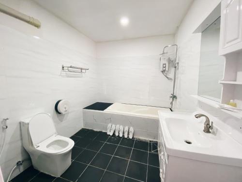 Bathroom, Thmorda Riverview Resort in Mondol Seima