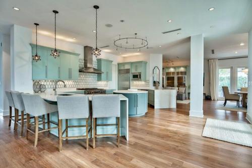 Beaches Be Sippin by Five Star Properties - main image