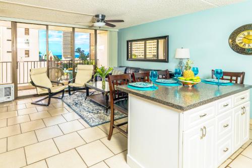 Beach Lovers Haven, Cozy Condo with Ocean Views and Free Parking in Honolulu, USA