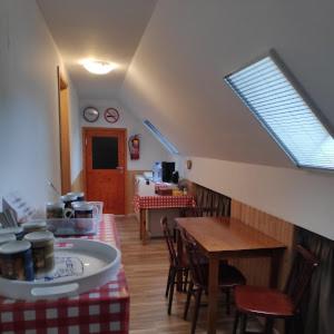 Koplietošanas atpūtas telpa ar TV, World's End Hostel in Īgaste